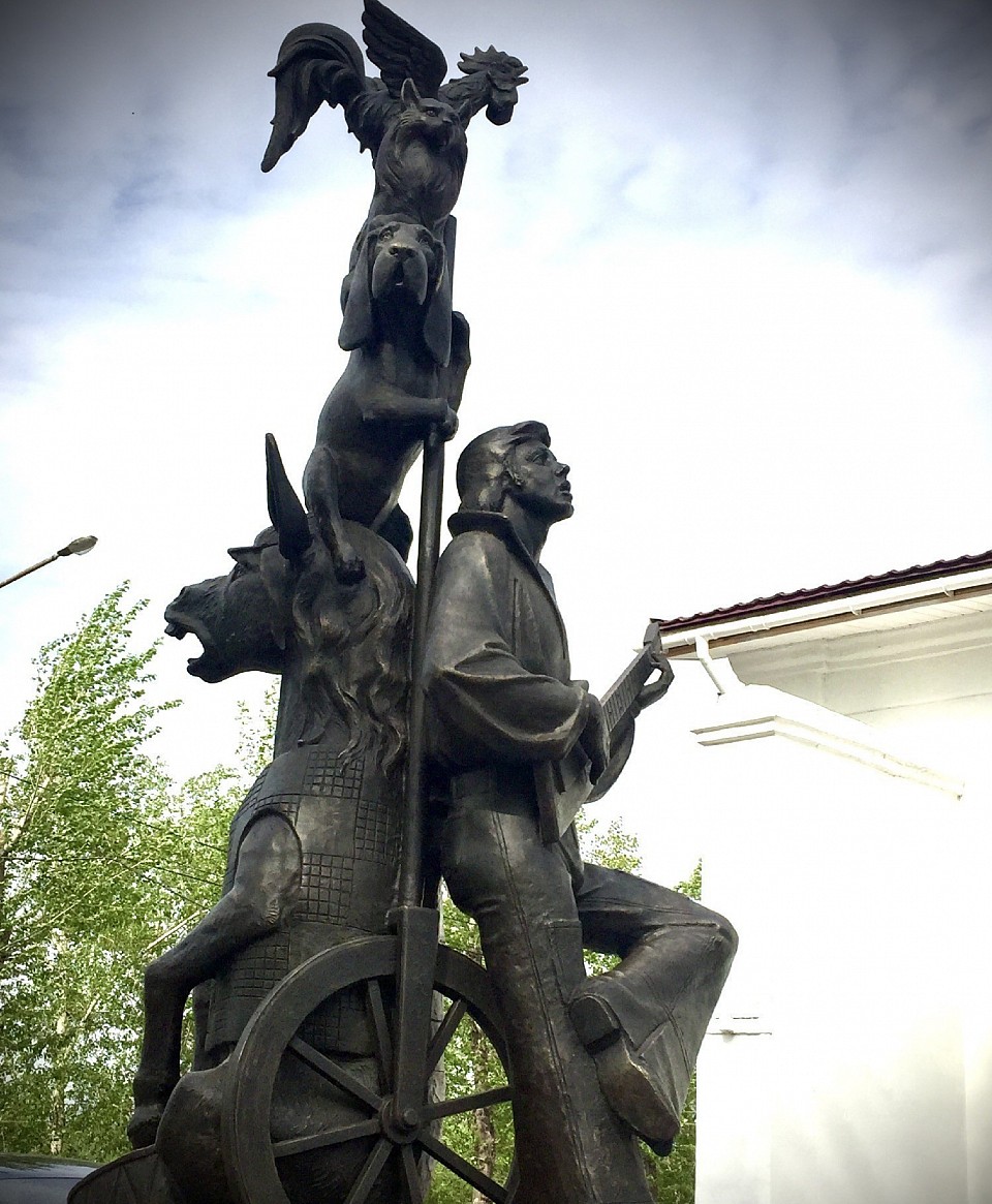Памятник Бременским  музыкантам. Установлен в 2007 г. А кот, видите, какой пушистый? Наш, сибирский!!! Споём?  Ничего на свете лучше не-э-ту…